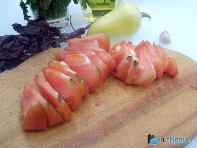 Помидоры нарезаны дольками
