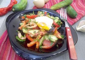 Овощной салат с креветками и яйцом-пашот