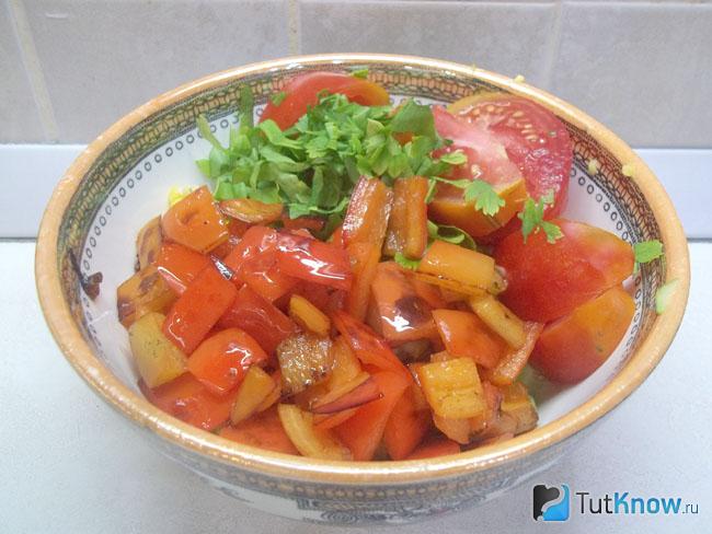Продукты сложены в миску