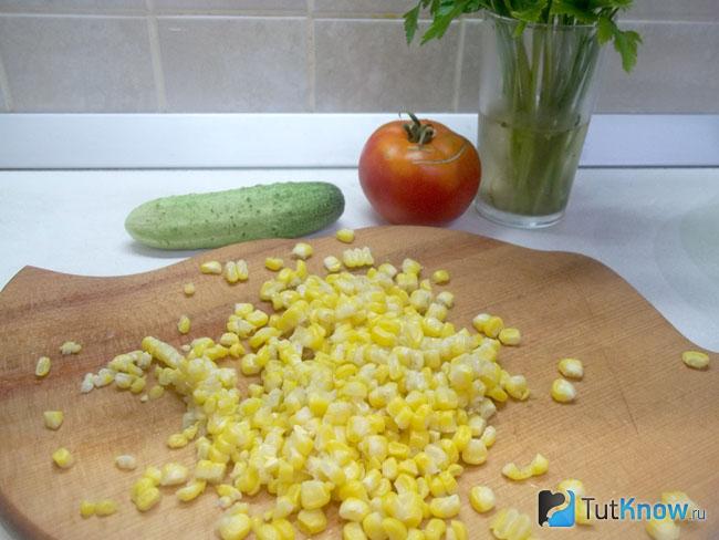 С отваренной кукурузы срезаны зерна
