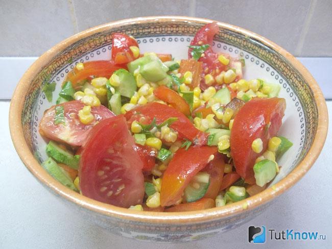 Готовый салат с кукурузой и жареным перцем