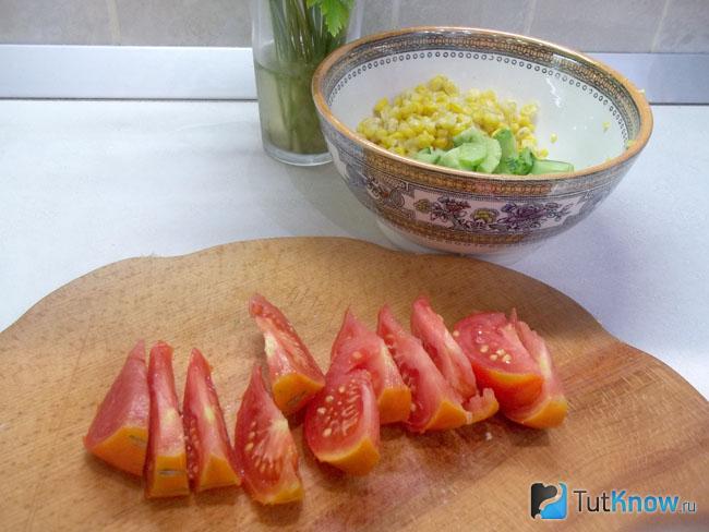 Помидоры нарезаны дольками