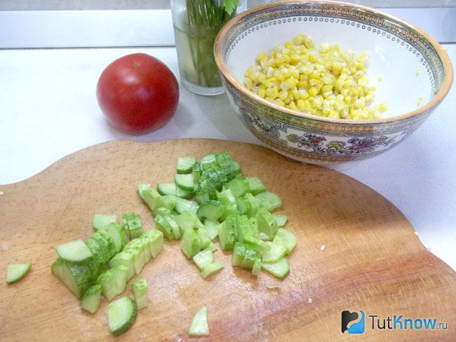 Огурцы нарезаны полукольцами
