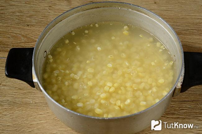 Кукурузные зерна залиты водой
