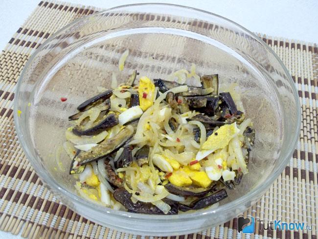 Готовый салат из жареных баклажанов, яиц и маринованного лука