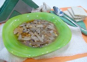 Суп с грибами и консервированным зеленым горошком