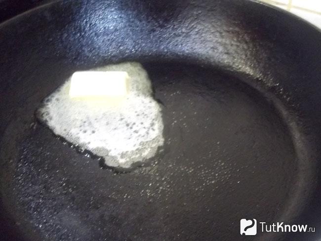 Масло топится на сковороде