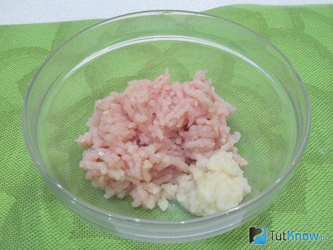 Лук и филе перекручены на мясорубке
