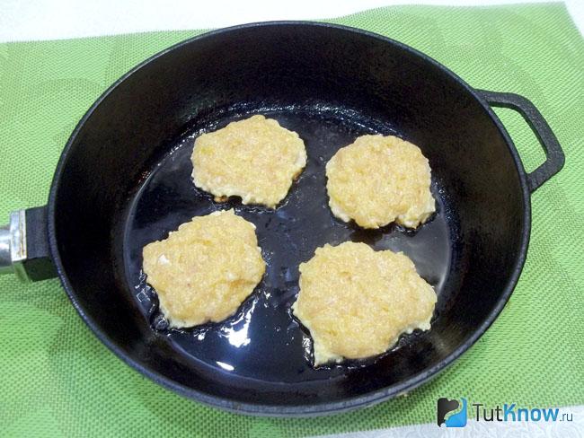 Котлеты из куриной грудки и манки жарятся в сковороде