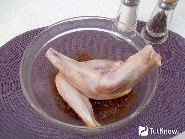 Куриные ножки помещены в соус