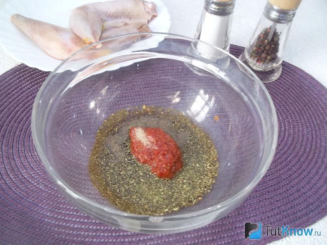 Соединены все продукты для соуса