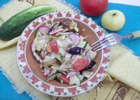 Овощной салат с жареными баклажанами и яблоками