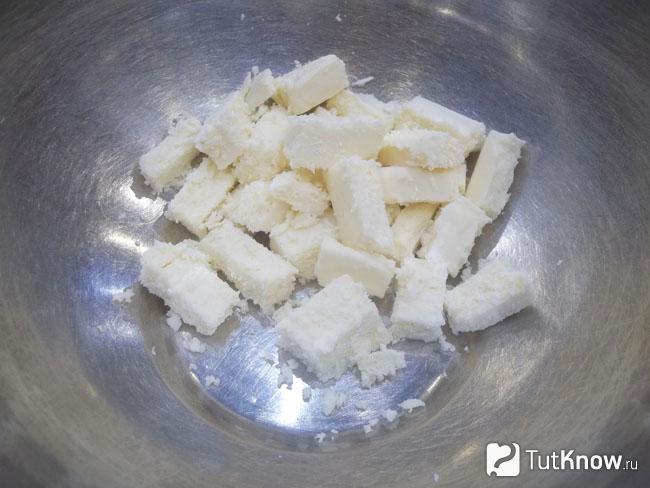 Сыр нарезан брусками