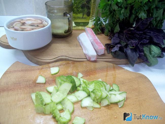 Огурцы нарезаны полукольцами