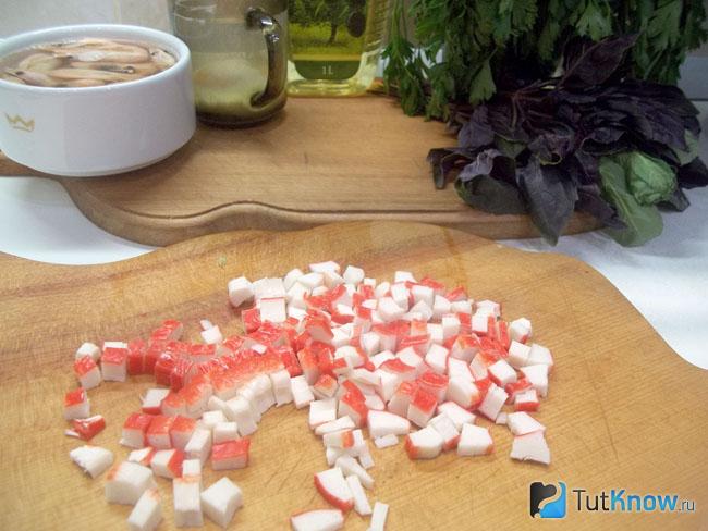 Крабовые палочки нарезаны кубиками