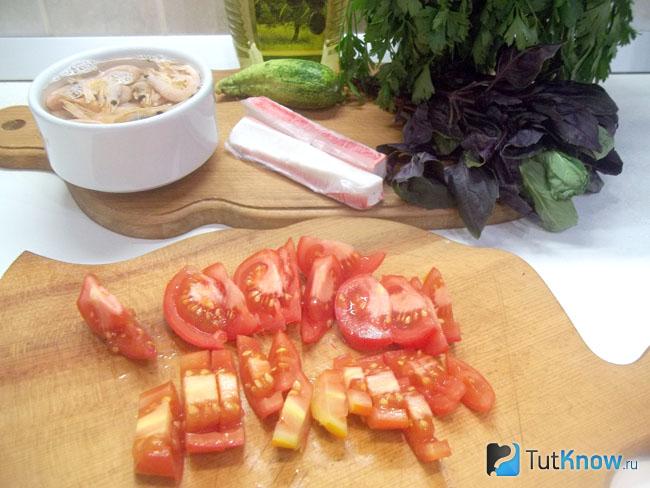 Помидоры нарезаны дольками