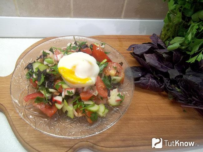 Готовый салат с овощами, крабовыми палочками, креветками и яйцом-пашот