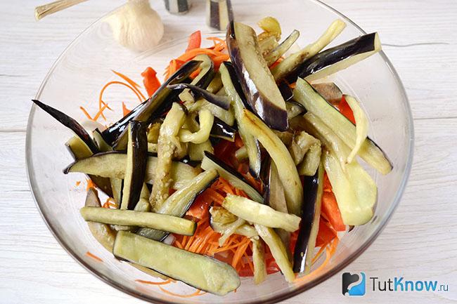 Баклажаны, морковь, лук и перец в одной пиале