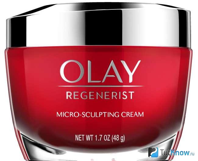 Баночка с косметическим средством Olay Regenerist крупным планом