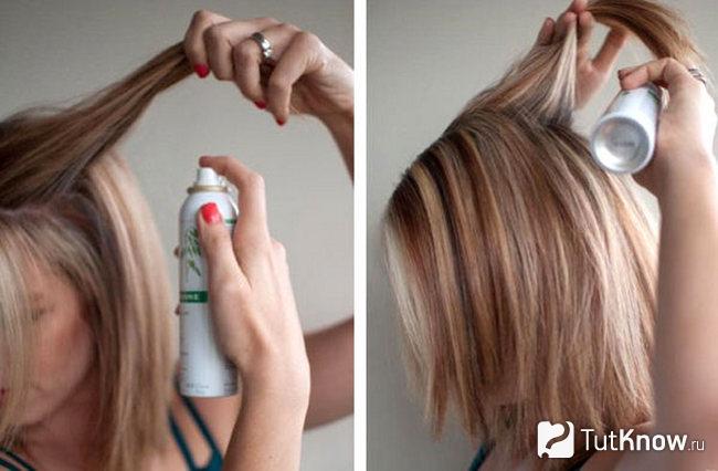Девушка распыляет шампунь на корни своих волос