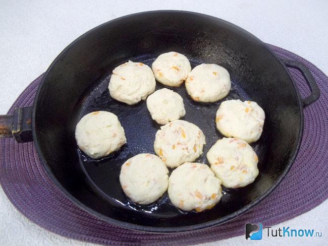 Сырники с манкой и хурмой пекутся на сковороде