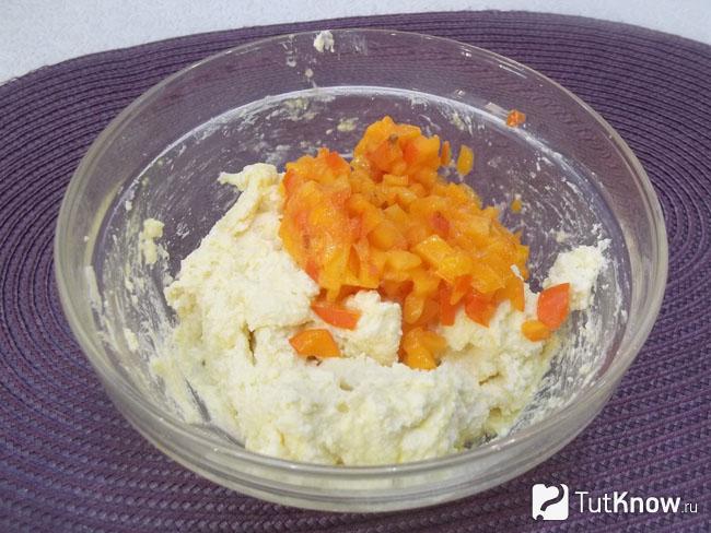 Хурма нарезана кусочками и отправлена в тесто