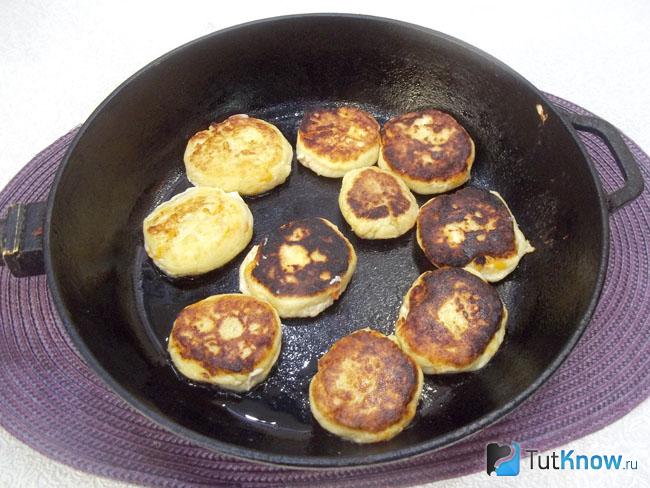 Готовые сырники с манкой и хурмой