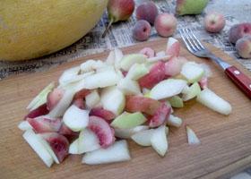 Фруктовый салат из дыни, персиков, яблок и груш