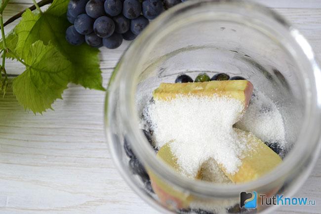 Виноград и яблоки засыпаны сахаром