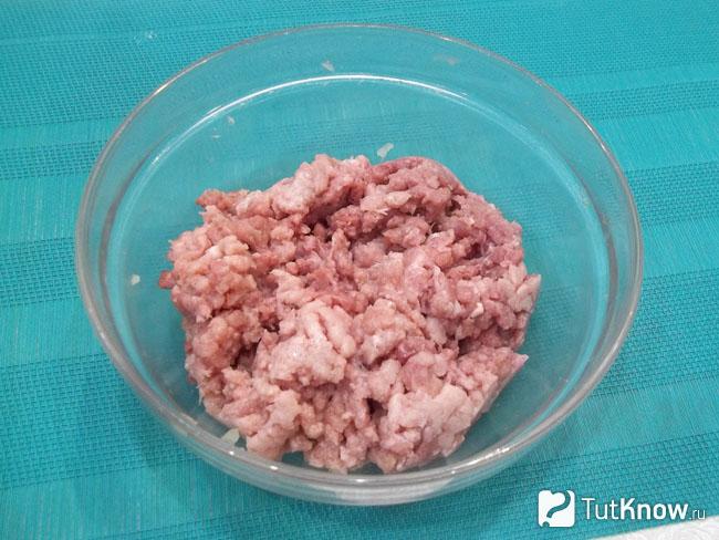 Мясо перекручено через мясорубку