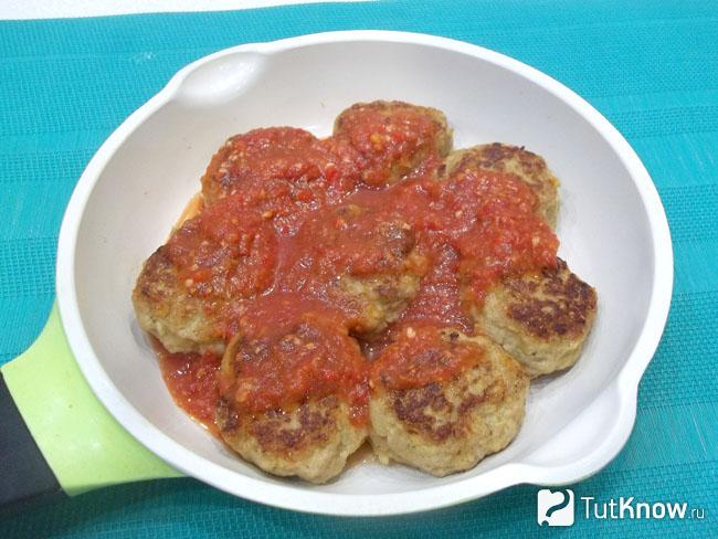 Клопсы залиты томатным соусом