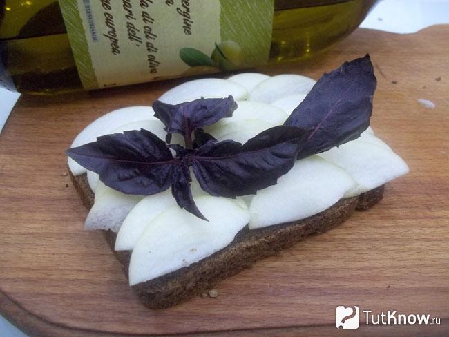 Готовая сладкая брускетта с яблоками