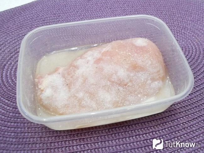 Куриная грудка просолена