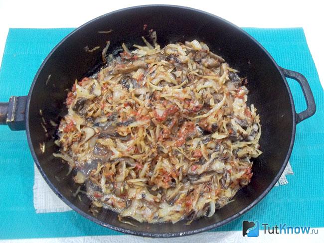 Готовые грибы с капустой в томате