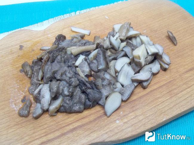 Грибы нарезаны кубиками