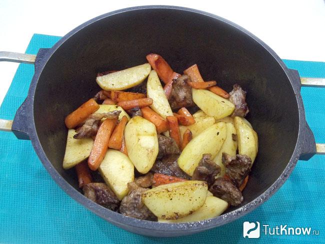 Картофель обжарен с мясом и морковью