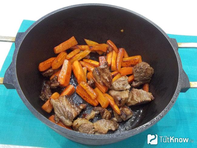 Морковь обжарена с мясом до золотистости