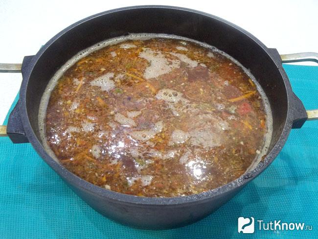 Продукты залиты водой, приправлены специями и отпарвленны в духовку