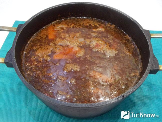 Готовое жаркое с мясом и овощами в томатном соусе в духовке