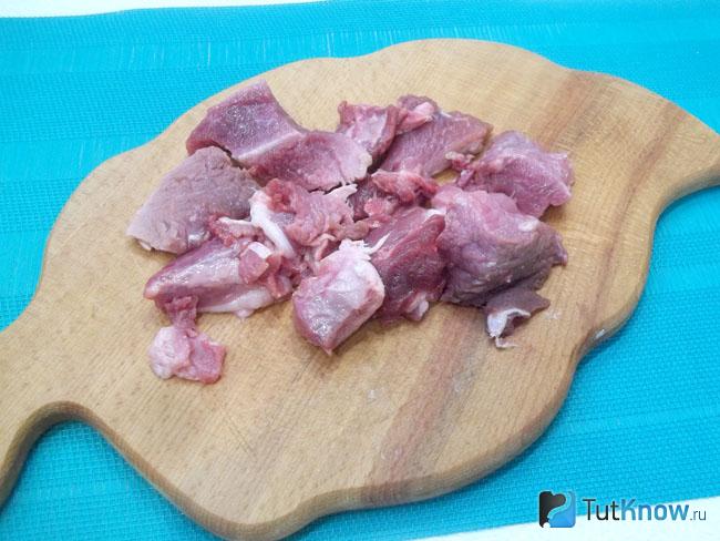 мясо нарезано кубиками