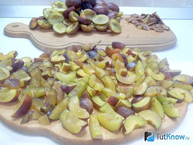 Сливы нарезаны кусочками