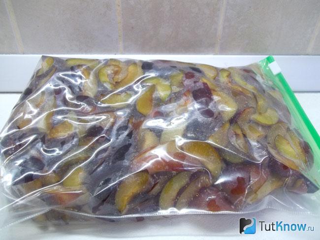 Сливы помещены в пакет для заморозки