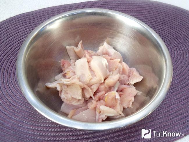Колбаса куриная молочная рецепт. 1535486251 3. Колбаса куриная молочная рецепт фото. Колбаса куриная молочная рецепт-1535486251 3. картинка Колбаса куриная молочная рецепт. картинка 1535486251 3. Нежная и сочная, домашняя молочная колбаса – это полезный и диетический продукт, который является прекрасной заменой покупным колбасам. С приятным привкусом сливок и чесночным ароматом, такая колбаса составит прекрасную бутербродную компанию к чашке чая или кофе. Такое блюдо можно разнообразить, добавляя в фарш различные специи, сыр, фисташки или оливки.