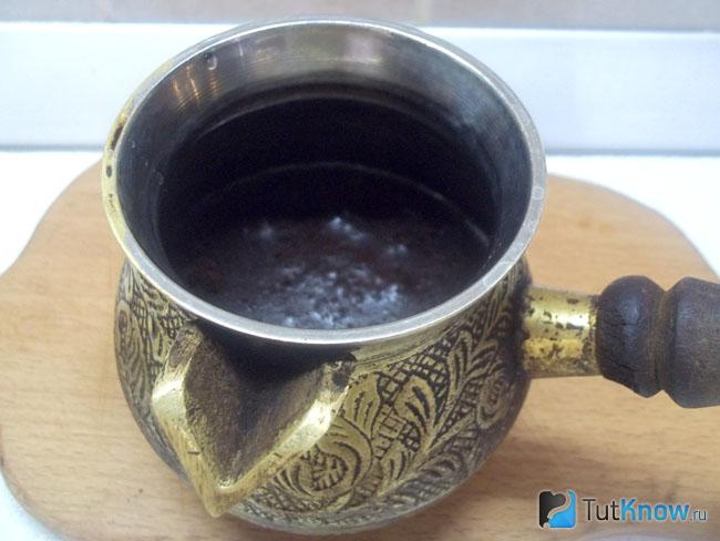 В турку налита вода