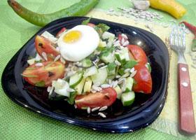 Овощной салат с сыром, семечками и яйцом-пашот