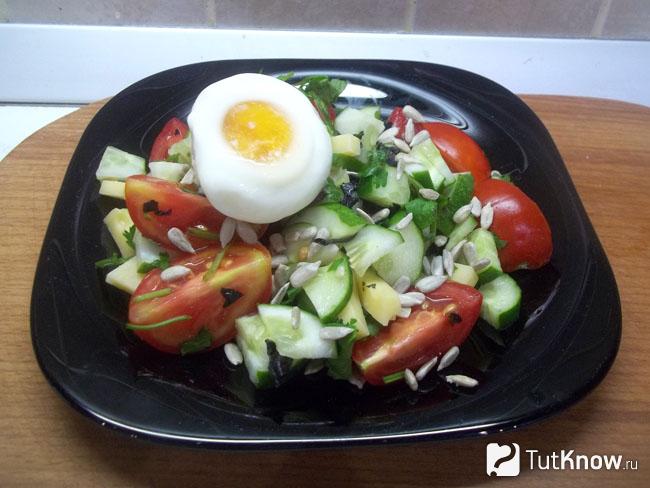 Готовый овощной салат с сыром, семечками и яйцом-пашот