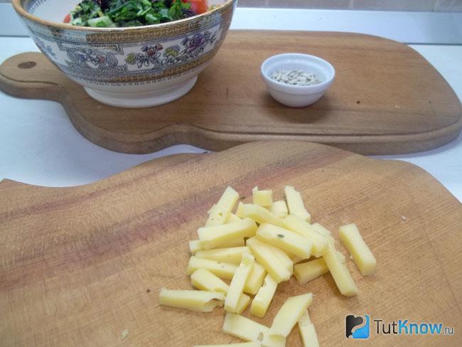 сыр нарезан брусками
