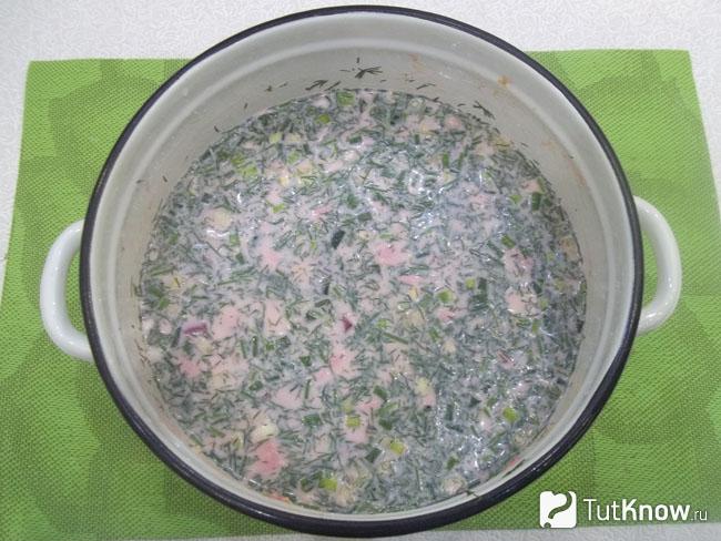 Готовый холодный свекольник на бульоне с горчицей