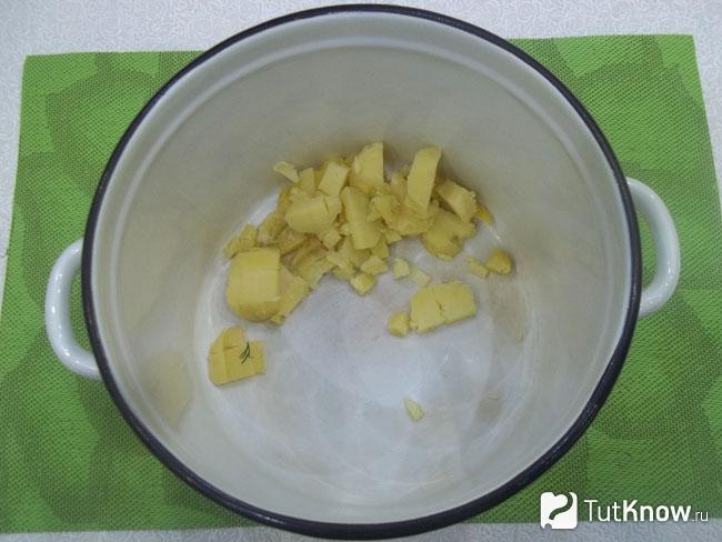 Отваренный картофель очищен и нарезан кубиками