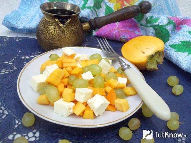 Готовый салат с хурмой, виноградом и сыром